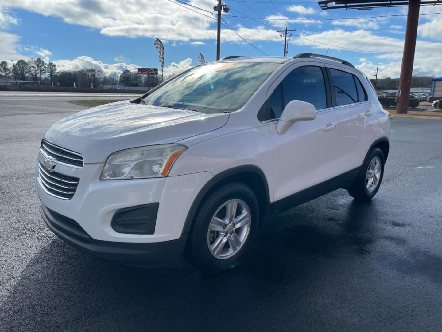 2015 White Chevrolet Trax (KL7CJLSB3FB) with an 4-Cyl, Turbo, 1.4 Liter engine, Automatic, 6-Spd transmission, located at 8008 Warden Rd, Sherwood, AR, 72120, (501) 801-6100, 34.830078, -92.186684 - Photo#3